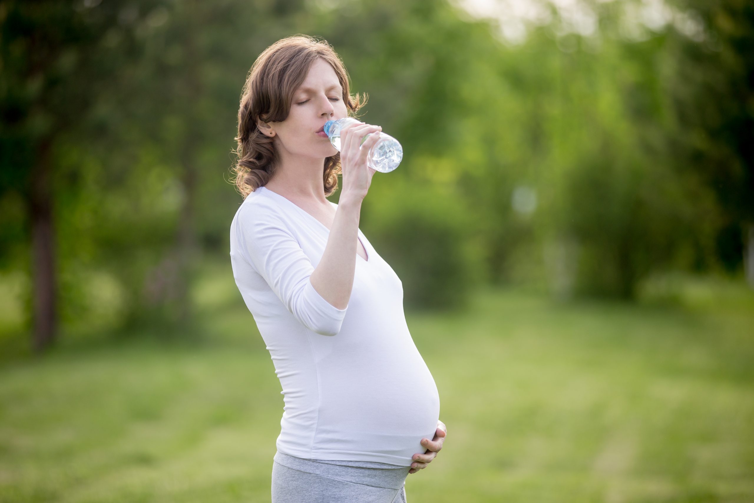 Mujer embarazada preparada para la lactancia